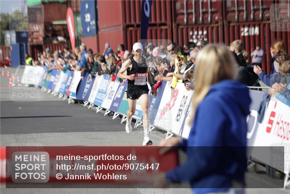 03.10.2025 - Köhlbrandbrückenlauf Jannik Wohlers http://msf.ph/oto/9075447 03.10.2025 12:46:40 Ziel 4027, 4033 meine-sportfotos.de
