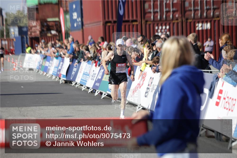 03.10.2025 - Köhlbrandbrückenlauf Jannik Wohlers http://msf.ph/oto/9075473 03.10.2025 12:46:40 Ziel 4027, 4033 meine-sportfotos.de