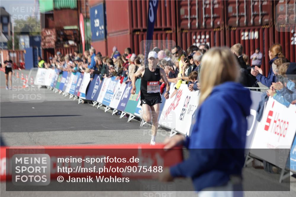 03.10.2025 - Köhlbrandbrückenlauf Jannik Wohlers http://msf.ph/oto/9075488 03.10.2025 12:46:40 Ziel 4027, 4033 meine-sportfotos.de