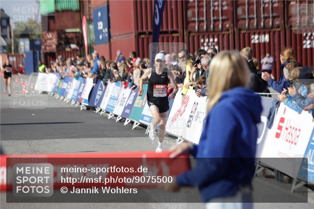 03.10.2025 - Köhlbrandbrückenlauf Jannik Wohlers http://msf.ph/oto/9075500 03.10.2025 12:46:40 Ziel 4027, 4033 meine-sportfotos.de