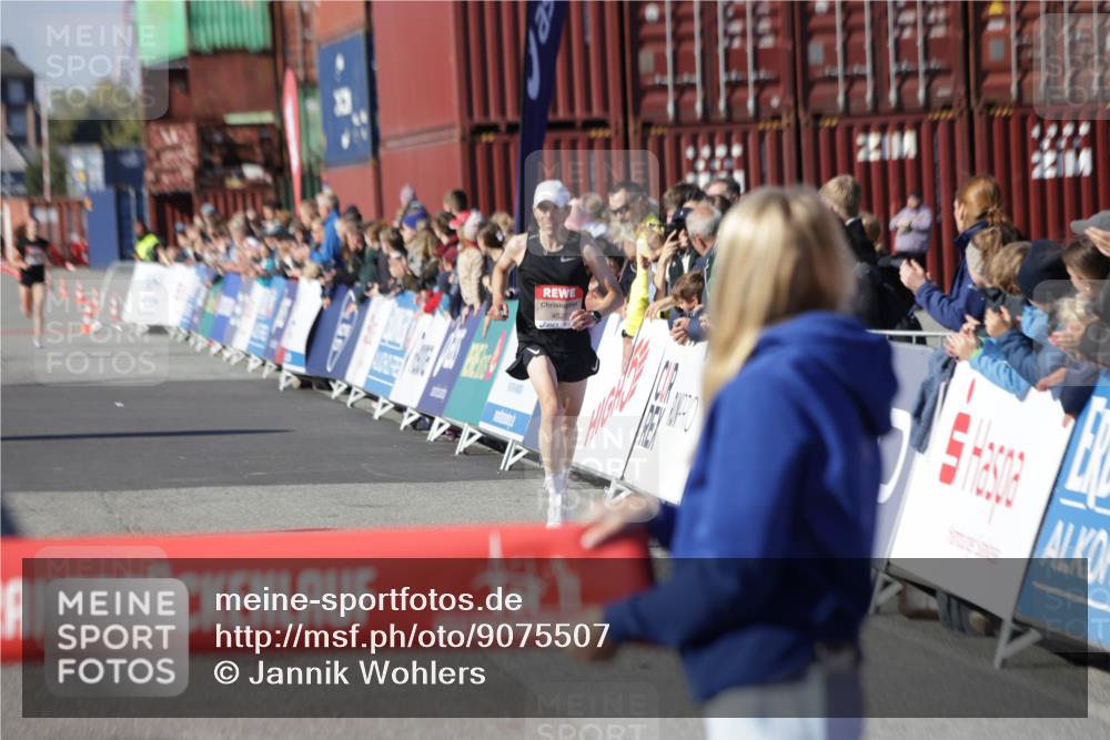 03.10.2025 - Köhlbrandbrückenlauf Jannik Wohlers http://msf.ph/oto/9075507 03.10.2025 12:46:40 Ziel 4027, 4033 meine-sportfotos.de