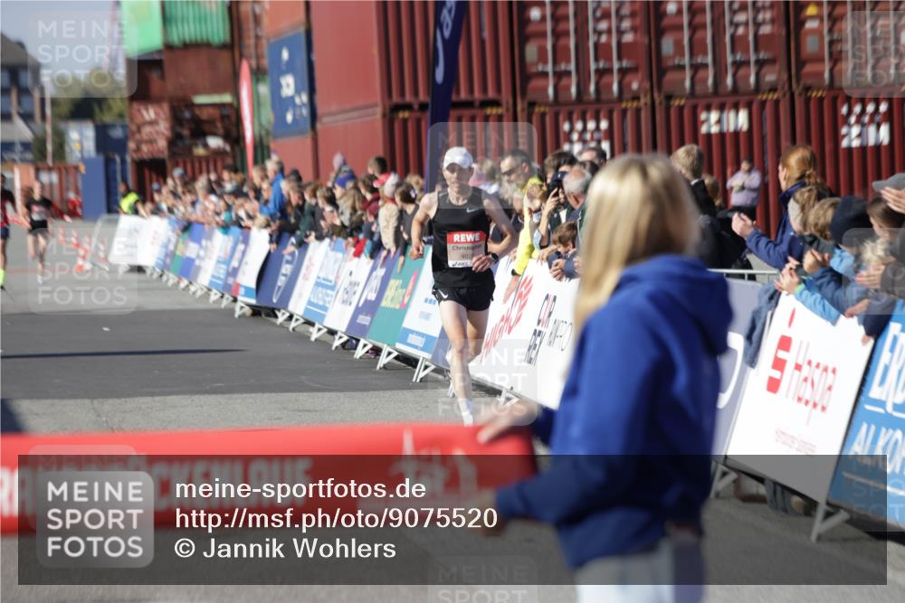 03.10.2025 - Köhlbrandbrückenlauf Jannik Wohlers http://msf.ph/oto/9075520 03.10.2025 12:46:40 Ziel 4027, 4033 meine-sportfotos.de