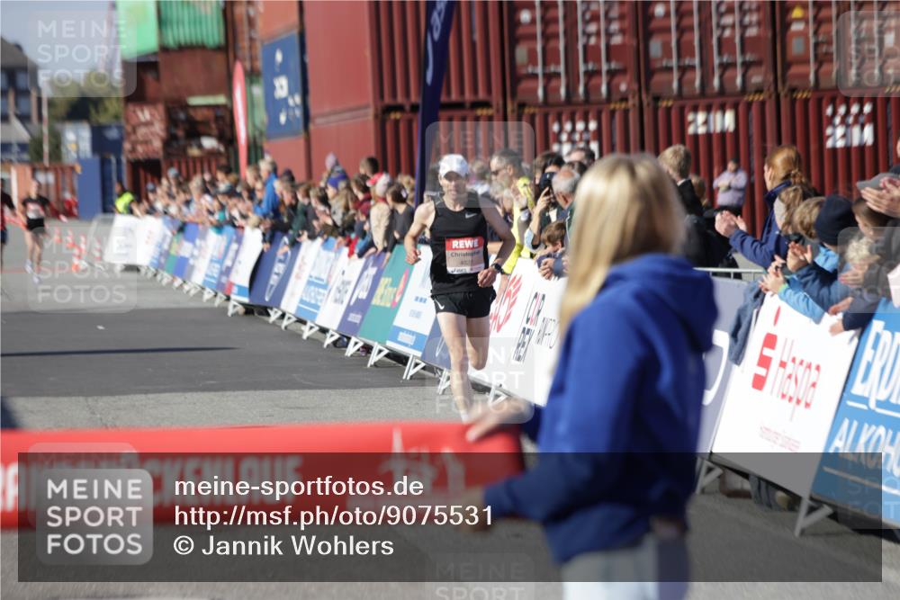 03.10.2025 - Köhlbrandbrückenlauf Jannik Wohlers http://msf.ph/oto/9075531 03.10.2025 12:46:40 Ziel 4027, 4033 meine-sportfotos.de