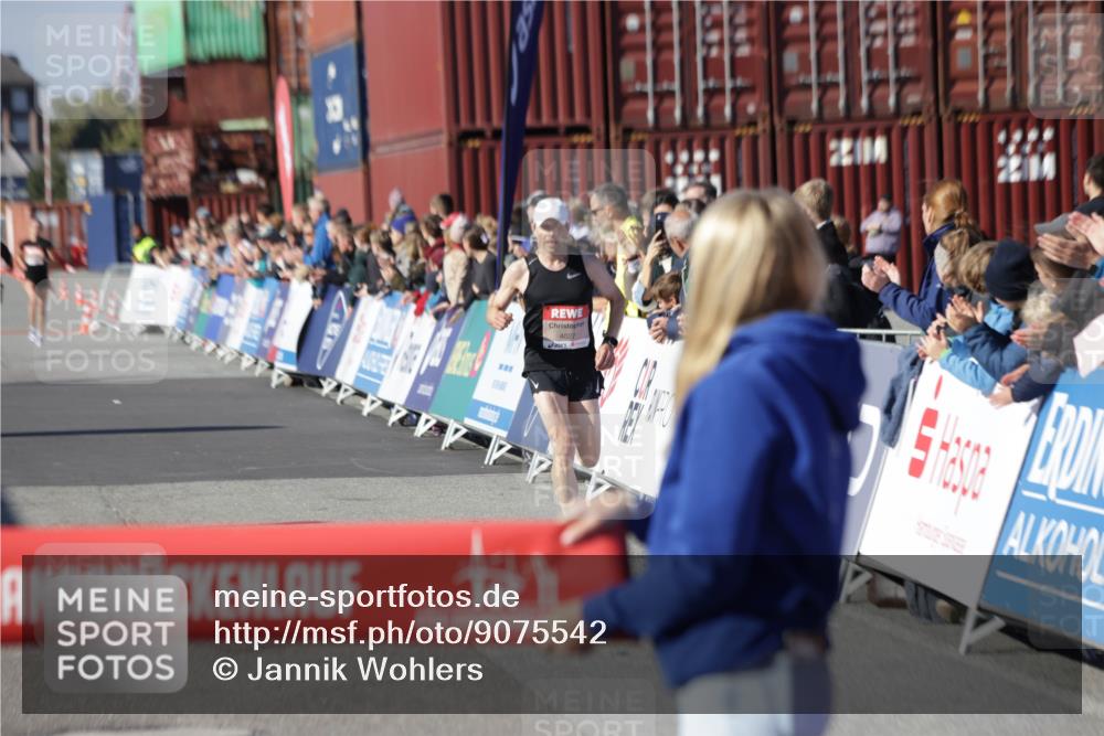 03.10.2025 - Köhlbrandbrückenlauf Jannik Wohlers http://msf.ph/oto/9075542 03.10.2025 12:46:41 Ziel 4027, 4033 meine-sportfotos.de