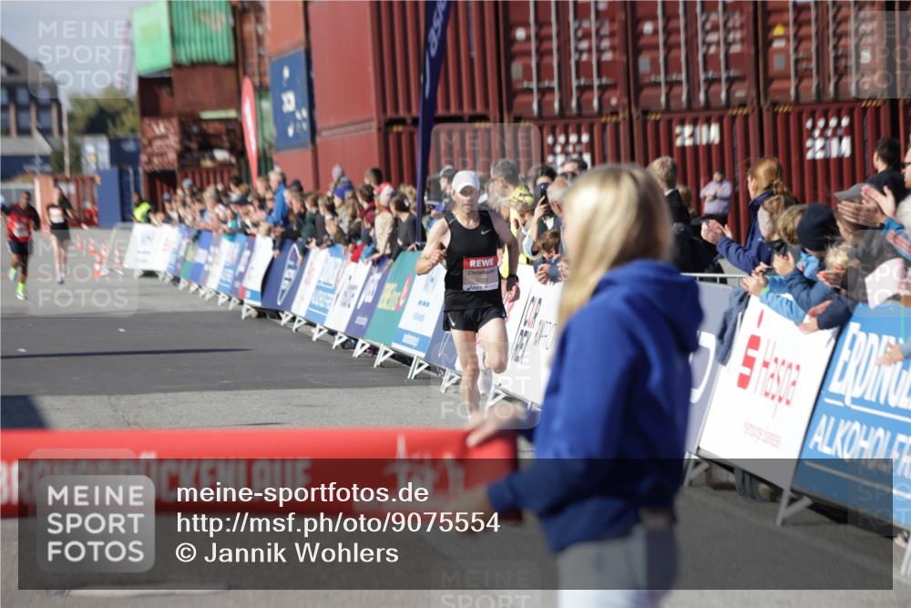 03.10.2025 - Köhlbrandbrückenlauf Jannik Wohlers http://msf.ph/oto/9075554 03.10.2025 12:46:41 Ziel 4027, 4033 meine-sportfotos.de