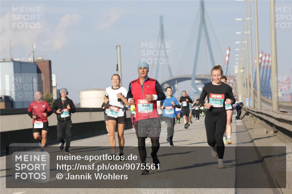 03.10.2025 - Köhlbrandbrückenlauf Jannik Wohlers http://msf.ph/oto/9075561 03.10.2025 09:51:32 Position 3 3341, 1134, 1208 meine-sportfotos.de