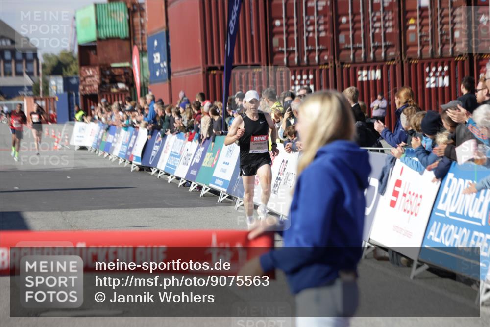 03.10.2025 - Köhlbrandbrückenlauf Jannik Wohlers http://msf.ph/oto/9075563 03.10.2025 12:46:41 Ziel 4027, 4033 meine-sportfotos.de