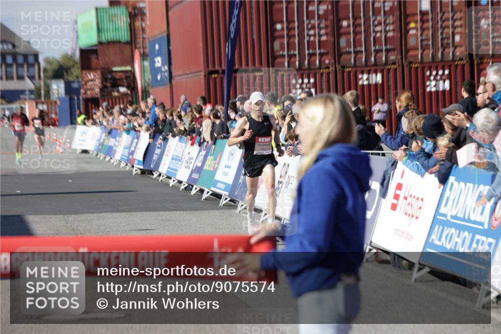 03.10.2025 - Köhlbrandbrückenlauf Jannik Wohlers http://msf.ph/oto/9075574 03.10.2025 12:46:41 Ziel 4027, 4033 meine-sportfotos.de