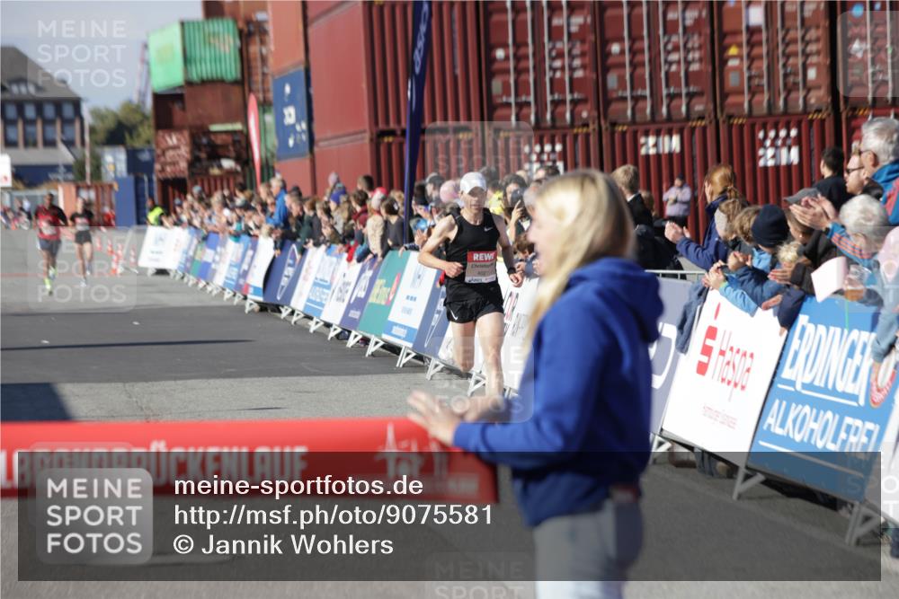 03.10.2025 - Köhlbrandbrückenlauf Jannik Wohlers http://msf.ph/oto/9075581 03.10.2025 12:46:41 Ziel 4027, 4033 meine-sportfotos.de