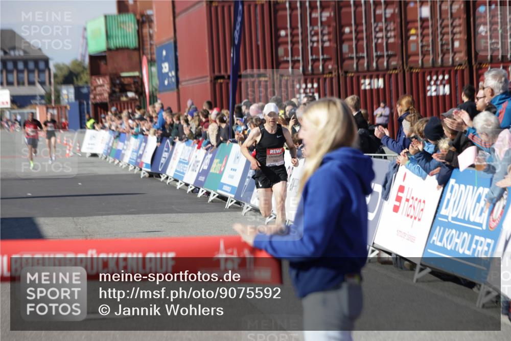 03.10.2025 - Köhlbrandbrückenlauf Jannik Wohlers http://msf.ph/oto/9075592 03.10.2025 12:46:41 Ziel 4027, 4033 meine-sportfotos.de