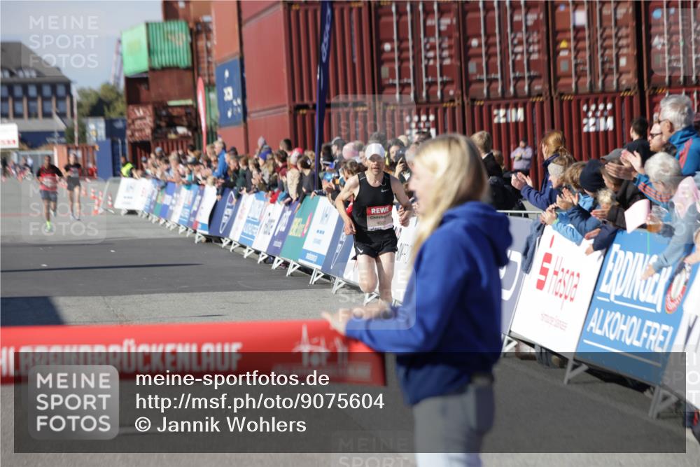 03.10.2025 - Köhlbrandbrückenlauf Jannik Wohlers http://msf.ph/oto/9075604 03.10.2025 12:46:41 Ziel 4027, 4033 meine-sportfotos.de