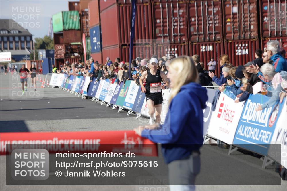 03.10.2025 - Köhlbrandbrückenlauf Jannik Wohlers http://msf.ph/oto/9075616 03.10.2025 12:46:41 Ziel 4027, 4033 meine-sportfotos.de