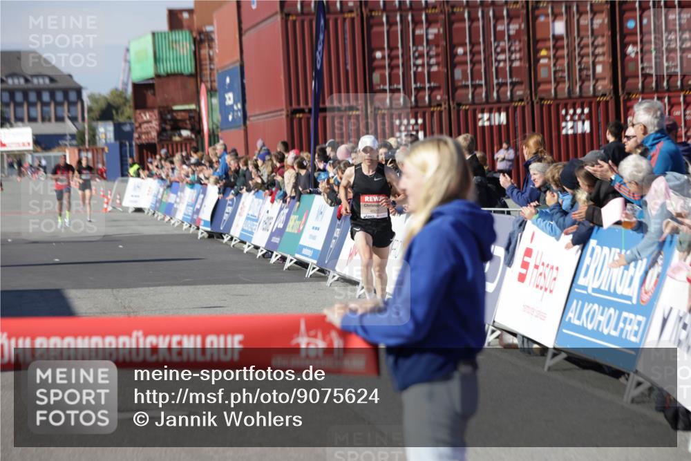 03.10.2025 - Köhlbrandbrückenlauf Jannik Wohlers http://msf.ph/oto/9075624 03.10.2025 12:46:41 Ziel 4027, 4033 meine-sportfotos.de