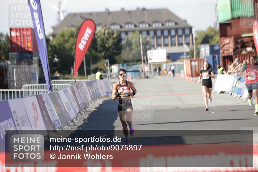 03.10.2025 - Köhlbrandbrückenlauf Jannik Wohlers http://msf.ph/oto/9075897 03.10.2025 12:46:45 Ziel 4027, 4033, 6740 meine-sportfotos.de
