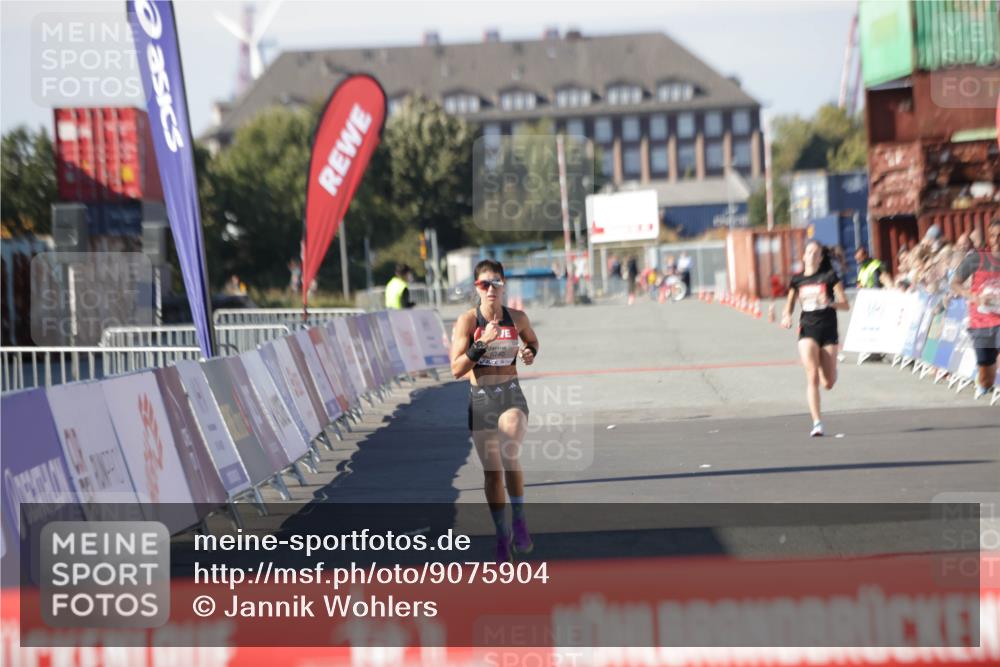 03.10.2025 - Köhlbrandbrückenlauf Jannik Wohlers http://msf.ph/oto/9075904 03.10.2025 12:46:45 Ziel 4027, 4033, 6740 meine-sportfotos.de