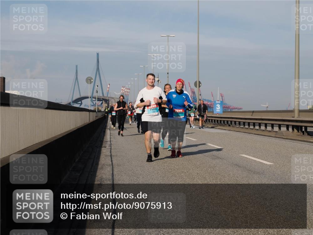 03.10.2025 - Köhlbrandbrückenlauf Fabian Wolf http://msf.ph/oto/9075913 03.10.2025 10:15:10 Position 3 1981 meine-sportfotos.de