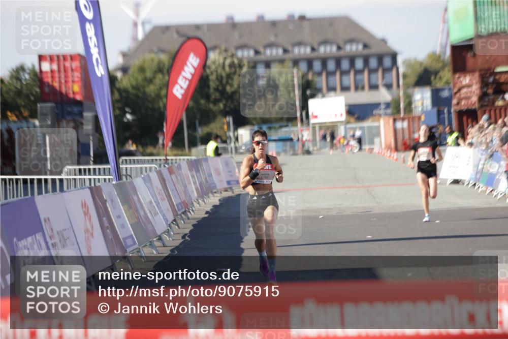 03.10.2025 - Köhlbrandbrückenlauf Jannik Wohlers http://msf.ph/oto/9075915 03.10.2025 12:46:45 Ziel 4027, 4033, 6740 meine-sportfotos.de