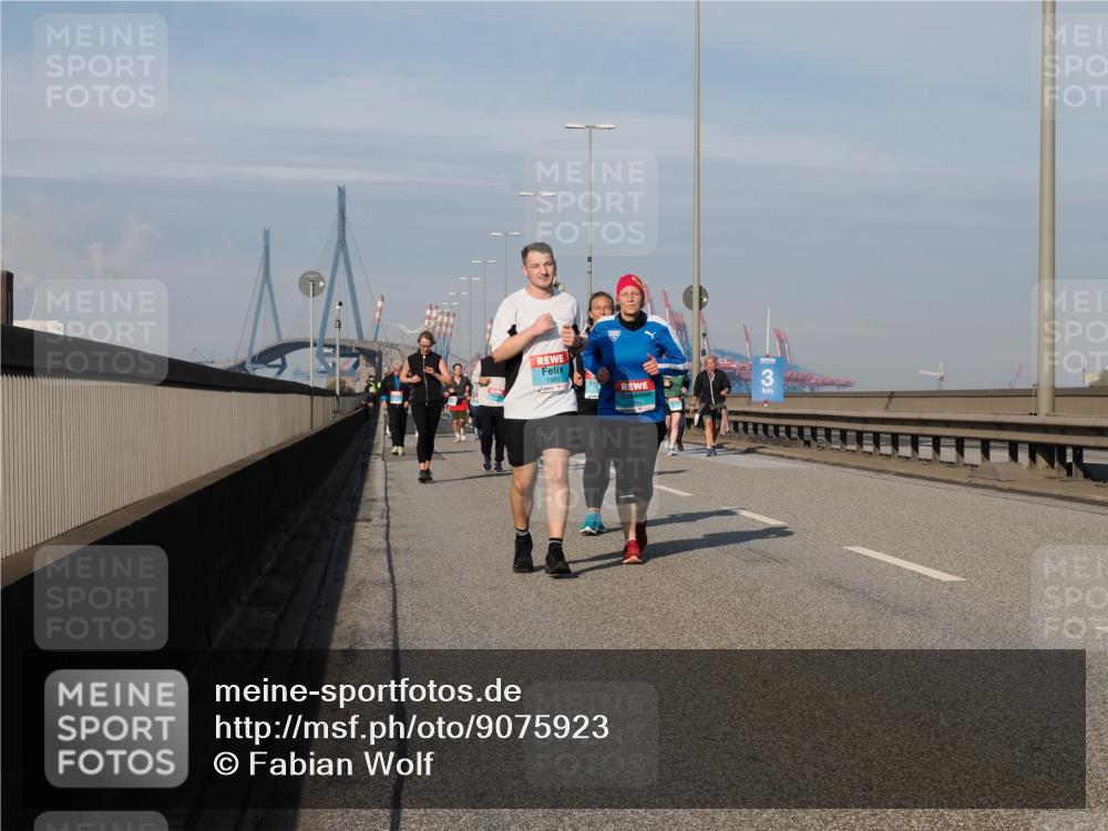 03.10.2025 - Köhlbrandbrückenlauf Fabian Wolf http://msf.ph/oto/9075923 03.10.2025 10:15:10 Position 3 1981, 3 meine-sportfotos.de