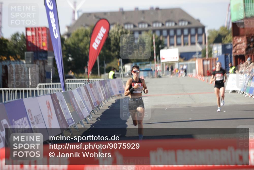 03.10.2025 - Köhlbrandbrückenlauf Jannik Wohlers http://msf.ph/oto/9075929 03.10.2025 12:46:46 Ziel 4027, 4033, 6740 meine-sportfotos.de