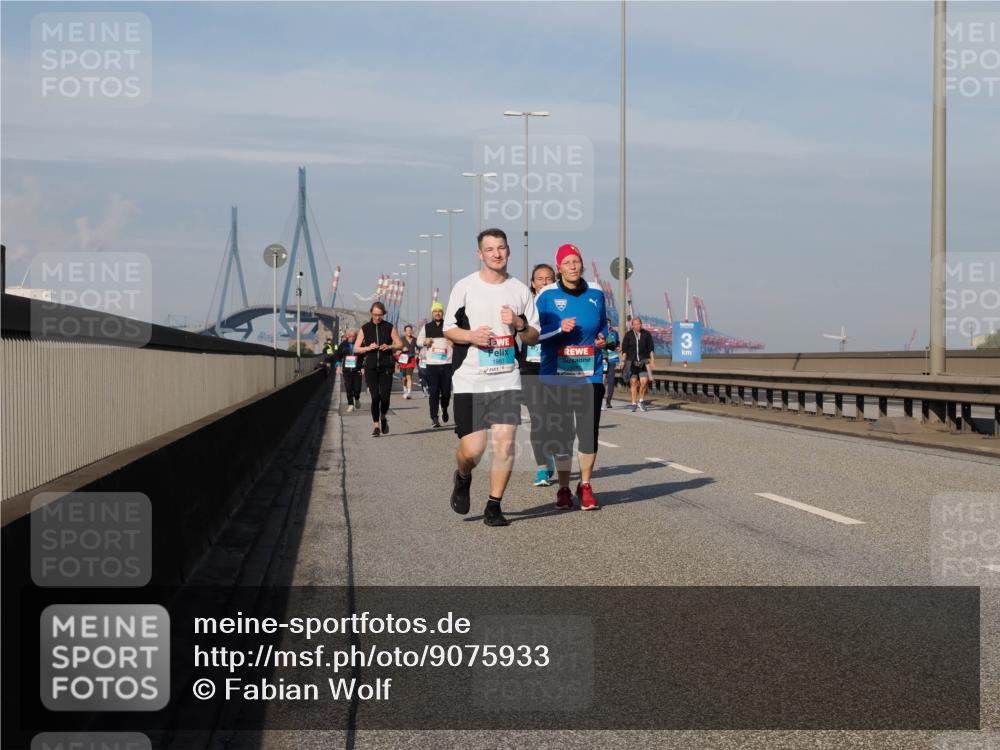 03.10.2025 - Köhlbrandbrückenlauf Fabian Wolf http://msf.ph/oto/9075933 03.10.2025 10:15:11 Position 3 1981 meine-sportfotos.de