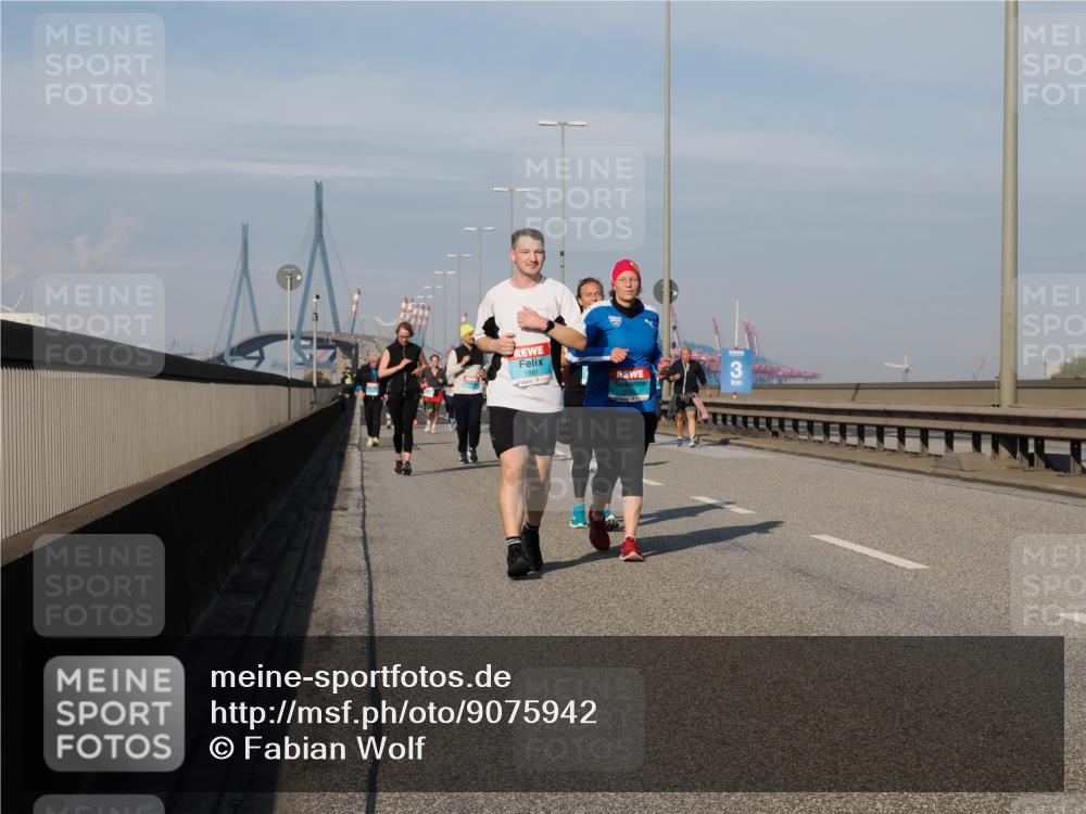 03.10.2025 - Köhlbrandbrückenlauf Fabian Wolf http://msf.ph/oto/9075942 03.10.2025 10:15:11 Position 3 1981, 3 meine-sportfotos.de