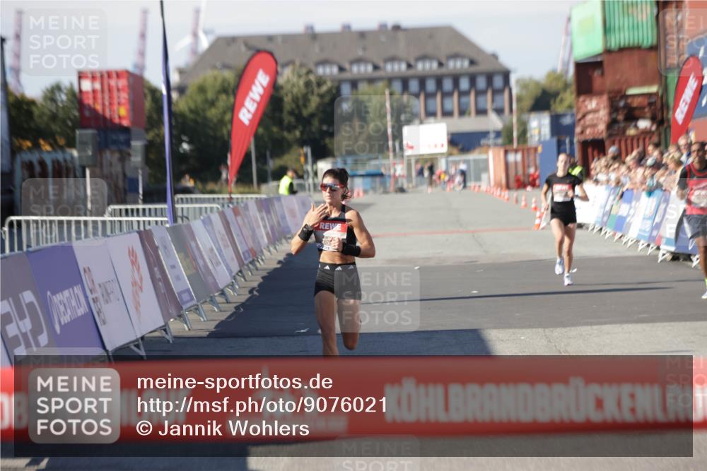 03.10.2025 - Köhlbrandbrückenlauf Jannik Wohlers http://msf.ph/oto/9076021 03.10.2025 12:46:47 Ziel 4027, 4033, 6483, 6740 meine-sportfotos.de