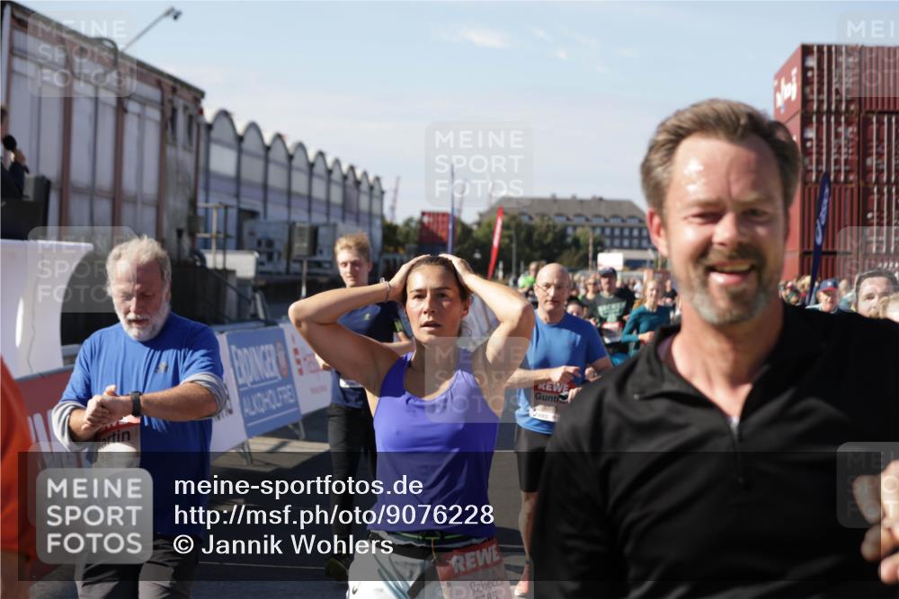 03.10.2025 - Köhlbrandbrückenlauf Jannik Wohlers http://msf.ph/oto/9076228 03.10.2025 13:16:52 Ziel 4168, 4330, 4356, 4359, 4431, 4551, 4605, 4813, 5028, 5053, 5099, 5166, 5302, 5385, 5386, 5453, 5467, 5840, 6286, 6299, 6340, 6343, 6474, 6620, 6658, 6697, 6746, 6785 meine-sportfotos.de