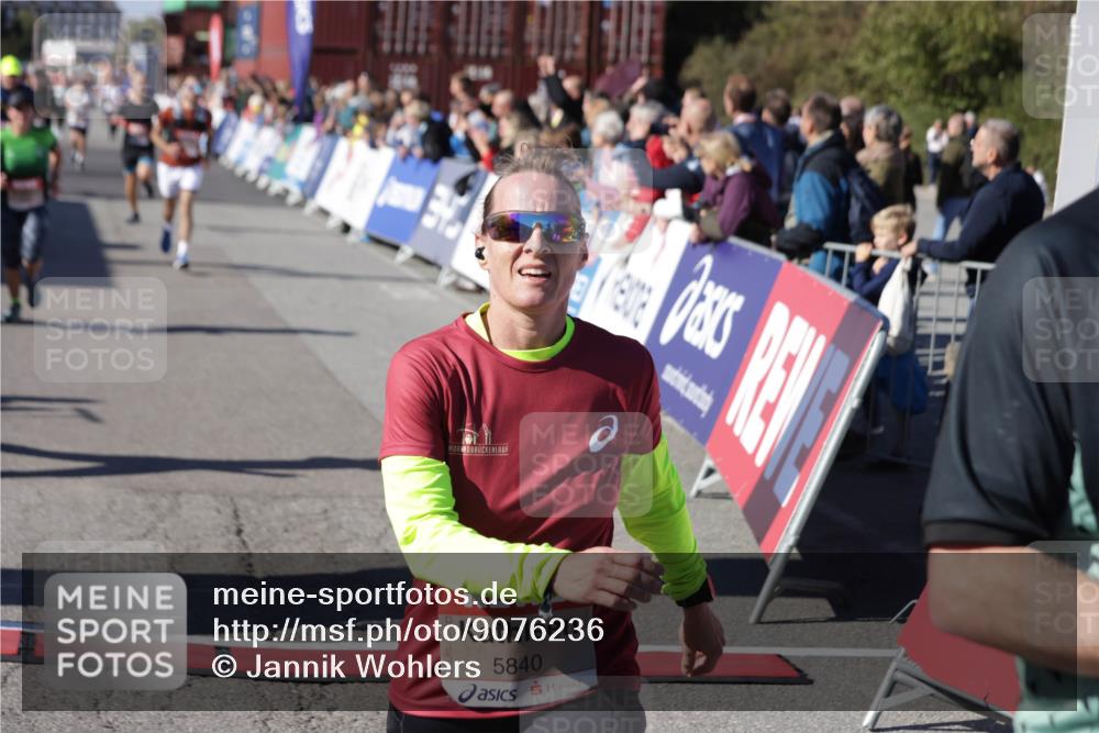 03.10.2025 - Köhlbrandbrückenlauf Jannik Wohlers http://msf.ph/oto/9076236 03.10.2025 13:16:59 Ziel 4168, 4331, 4359, 4605, 4861, 4978, 4982, 5033, 5053, 5087, 5099, 5100, 5166, 5302, 5385, 5386, 5453, 5467, 5840, 6286, 6474, 6623, 6626, 6658, 6697, 6785 meine-sportfotos.de