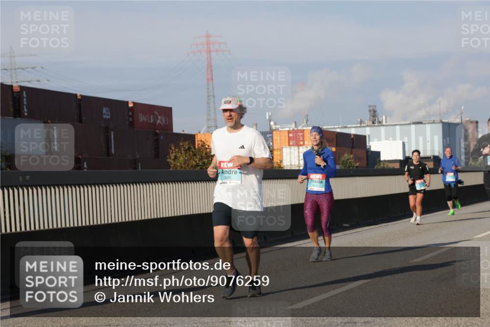 03.10.2025 - Köhlbrandbrückenlauf Jannik Wohlers http://msf.ph/oto/9076259 03.10.2025 09:51:49 Position 3 0440, 3481, 3492 meine-sportfotos.de
