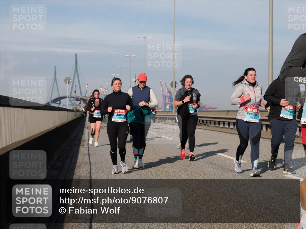 03.10.2025 - Köhlbrandbrückenlauf Fabian Wolf http://msf.ph/oto/9076807 03.10.2025 10:15:33 Position 3 1819, 3442, 3437 meine-sportfotos.de