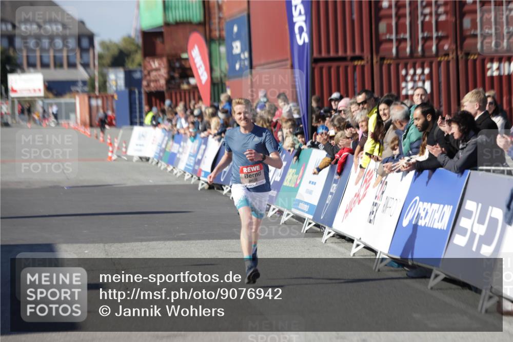 03.10.2025 - Köhlbrandbrückenlauf Jannik Wohlers http://msf.ph/oto/9076942 03.10.2025 12:47:28 Ziel 6638 meine-sportfotos.de