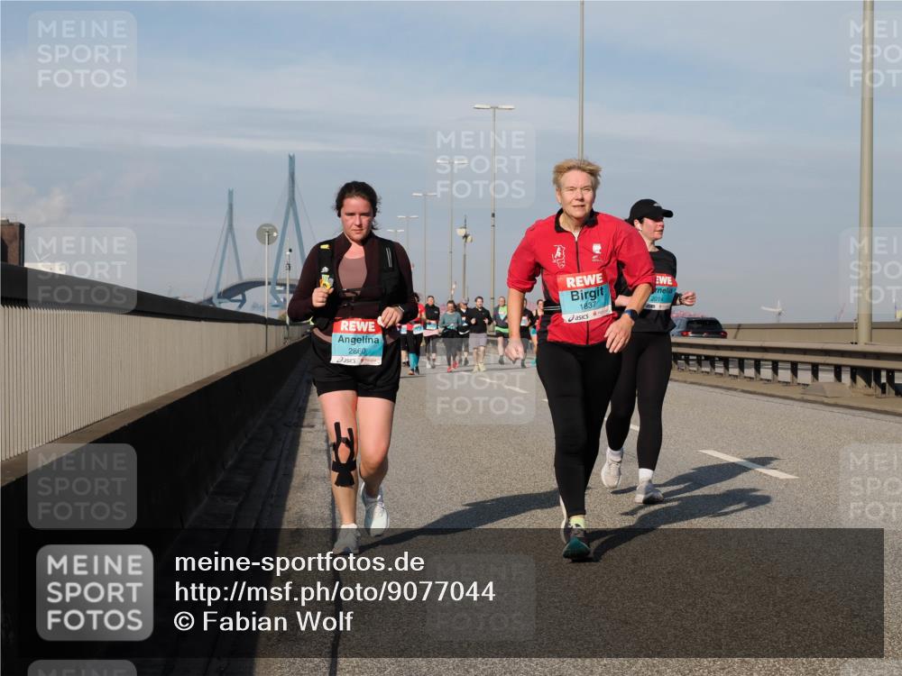03.10.2025 - Köhlbrandbrückenlauf Fabian Wolf http://msf.ph/oto/9077044 03.10.2025 10:15:38 Position 3 2860, 1837, 2014 meine-sportfotos.de