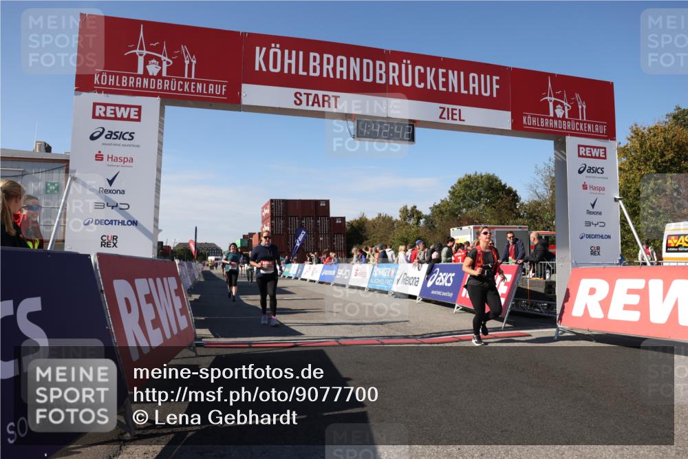03.10.2025 - Köhlbrandbrückenlauf Lena Gebhardt http://msf.ph/oto/9077700 03.10.2025 13:42:43 Ziel 4944, 5086, 5254, 5418, 6160, 6161, 6260 meine-sportfotos.de