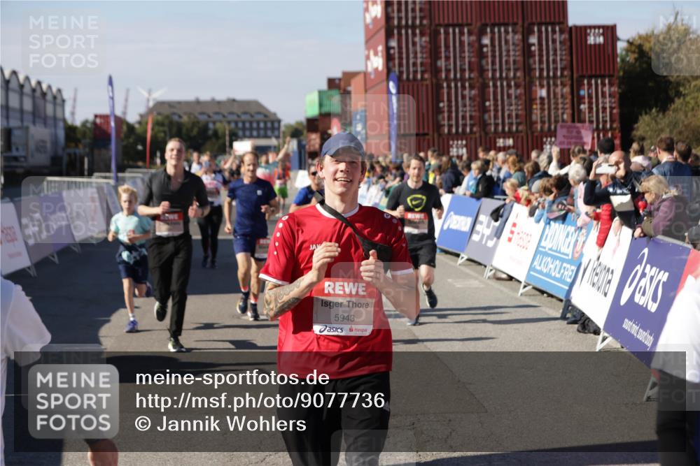 03.10.2025 - Köhlbrandbrückenlauf Jannik Wohlers http://msf.ph/oto/9077736 03.10.2025 13:17:19 Ziel 4404, 4988, 5007, 5008, 5031, 5429, 5544, 5638, 5642, 5667, 5890, 5943, 6389, 6431 meine-sportfotos.de