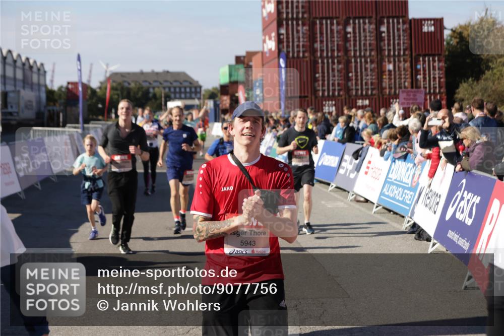 03.10.2025 - Köhlbrandbrückenlauf Jannik Wohlers http://msf.ph/oto/9077756 03.10.2025 13:17:19 Ziel 4404, 4988, 5007, 5008, 5031, 5429, 5544, 5638, 5642, 5667, 5890, 5943, 6389, 6431 meine-sportfotos.de