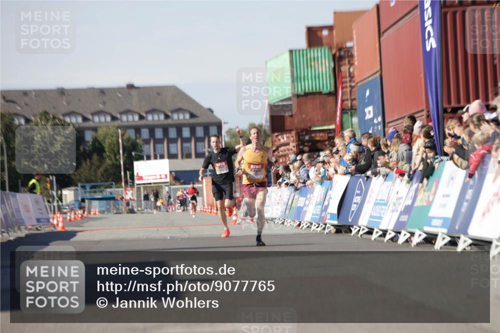 03.10.2025 - Köhlbrandbrückenlauf Jannik Wohlers http://msf.ph/oto/9077765 03.10.2025 12:48:52 Ziel 6240 meine-sportfotos.de