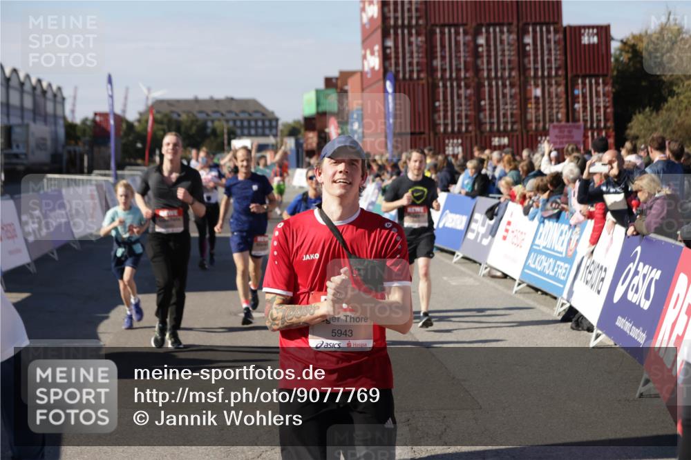 03.10.2025 - Köhlbrandbrückenlauf Jannik Wohlers http://msf.ph/oto/9077769 03.10.2025 13:17:19 Ziel 4404, 4988, 5007, 5008, 5031, 5429, 5544, 5638, 5642, 5667, 5890, 5943, 6389, 6431 meine-sportfotos.de