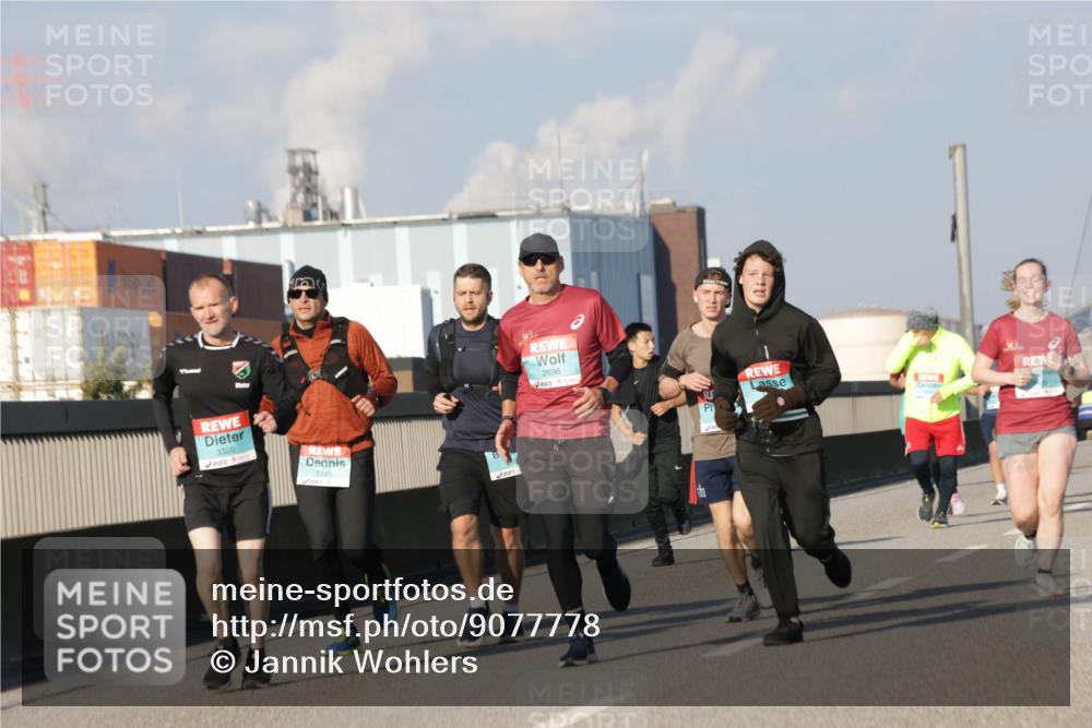 03.10.2025 - Köhlbrandbrückenlauf Jannik Wohlers http://msf.ph/oto/9077778 03.10.2025 09:52:38 Position 3 3320, 1125, 2696 meine-sportfotos.de