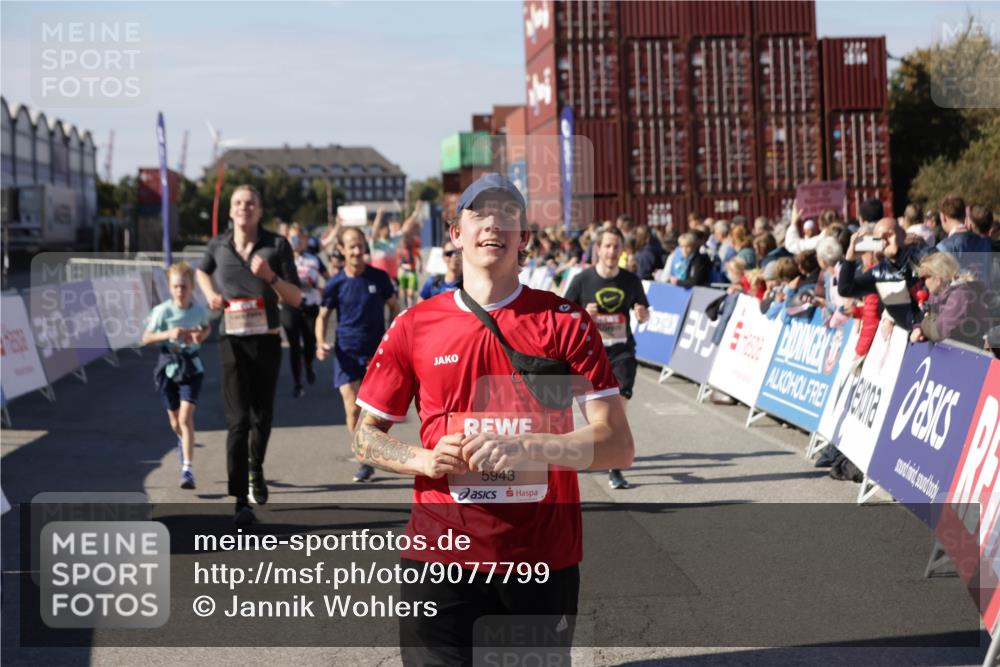 03.10.2025 - Köhlbrandbrückenlauf Jannik Wohlers http://msf.ph/oto/9077799 03.10.2025 13:17:19 Ziel 4404, 4988, 5007, 5008, 5031, 5429, 5544, 5638, 5642, 5667, 5890, 5943, 6389, 6431 meine-sportfotos.de