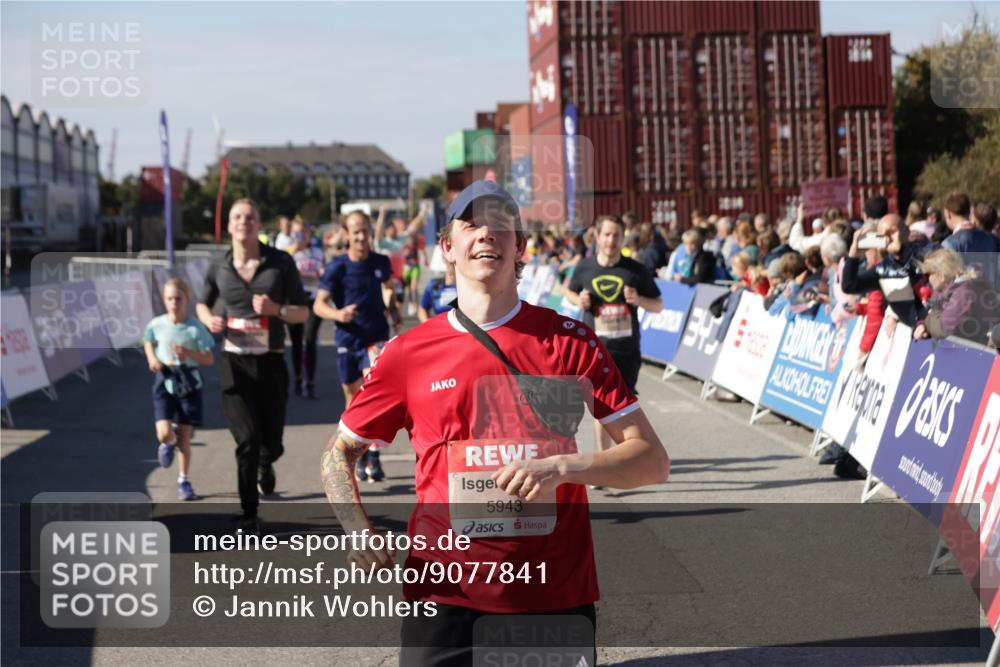 03.10.2025 - Köhlbrandbrückenlauf Jannik Wohlers http://msf.ph/oto/9077841 03.10.2025 13:17:19 Ziel 4404, 4988, 5007, 5008, 5031, 5429, 5544, 5638, 5642, 5667, 5890, 5943, 6389, 6431 meine-sportfotos.de