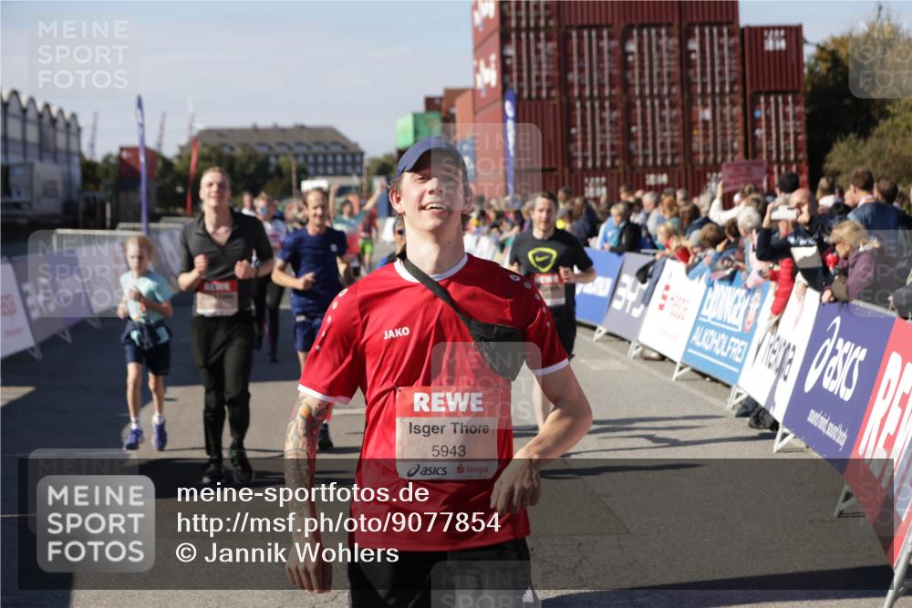 03.10.2025 - Köhlbrandbrückenlauf Jannik Wohlers http://msf.ph/oto/9077854 03.10.2025 13:17:19 Ziel 4404, 4988, 5007, 5008, 5031, 5429, 5544, 5638, 5642, 5667, 5890, 5943, 6389, 6431 meine-sportfotos.de