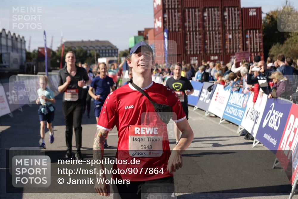 03.10.2025 - Köhlbrandbrückenlauf Jannik Wohlers http://msf.ph/oto/9077864 03.10.2025 13:17:19 Ziel 4404, 4988, 5007, 5008, 5031, 5429, 5544, 5638, 5642, 5667, 5890, 5943, 6389, 6431 meine-sportfotos.de