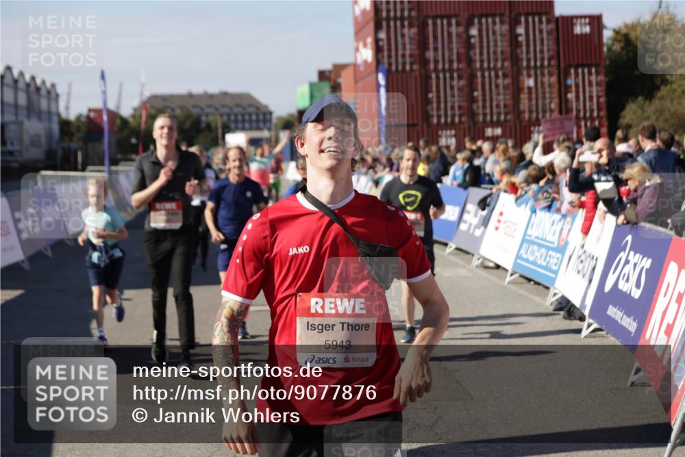 03.10.2025 - Köhlbrandbrückenlauf Jannik Wohlers http://msf.ph/oto/9077876 03.10.2025 13:17:19 Ziel 4404, 4988, 5007, 5008, 5031, 5429, 5544, 5638, 5642, 5667, 5890, 5943, 6389, 6431 meine-sportfotos.de