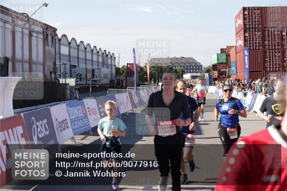03.10.2025 - Köhlbrandbrückenlauf Jannik Wohlers http://msf.ph/oto/9077916 03.10.2025 13:17:20 Ziel 4404, 4988, 5007, 5008, 5031, 5429, 5544, 5638, 5642, 5667, 5890, 5943, 6389, 6431 meine-sportfotos.de