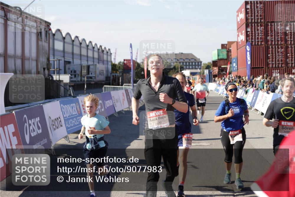 03.10.2025 - Köhlbrandbrückenlauf Jannik Wohlers http://msf.ph/oto/9077983 03.10.2025 13:17:21 Ziel 4404, 4686, 4988, 5007, 5008, 5031, 5429, 5544, 5638, 5642, 5890, 5943, 6389, 6431 meine-sportfotos.de