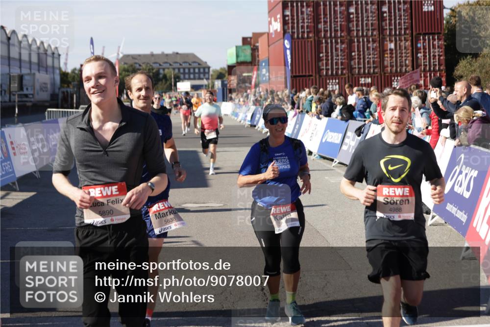 03.10.2025 - Köhlbrandbrückenlauf Jannik Wohlers http://msf.ph/oto/9078007 03.10.2025 13:17:21 Ziel 4404, 4686, 4988, 5007, 5008, 5031, 5429, 5544, 5638, 5642, 5890, 5943, 6389, 6431 meine-sportfotos.de