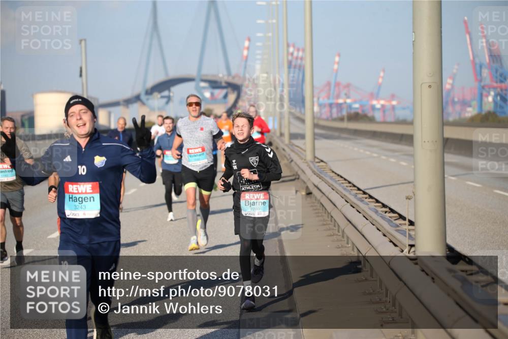 03.10.2025 - Köhlbrandbrückenlauf Jannik Wohlers http://msf.ph/oto/9078031 03.10.2025 09:45:08 Position 3 1142, 10, 3243, 10, 2760 meine-sportfotos.de