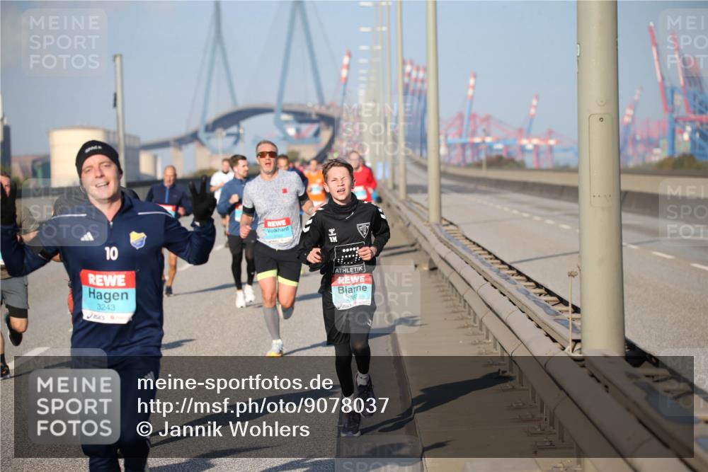 03.10.2025 - Köhlbrandbrückenlauf Jannik Wohlers http://msf.ph/oto/9078037 03.10.2025 09:45:08 Position 3 10, 3243, 2760 meine-sportfotos.de