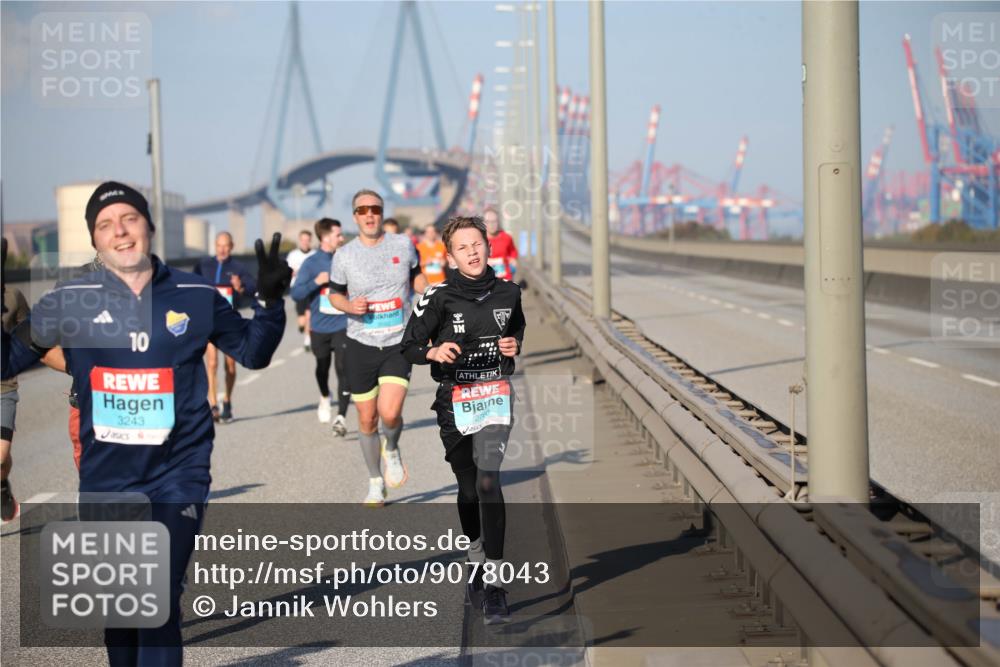 03.10.2025 - Köhlbrandbrückenlauf Jannik Wohlers http://msf.ph/oto/9078043 03.10.2025 09:45:08 Position 3 10, 3243, 2760 meine-sportfotos.de