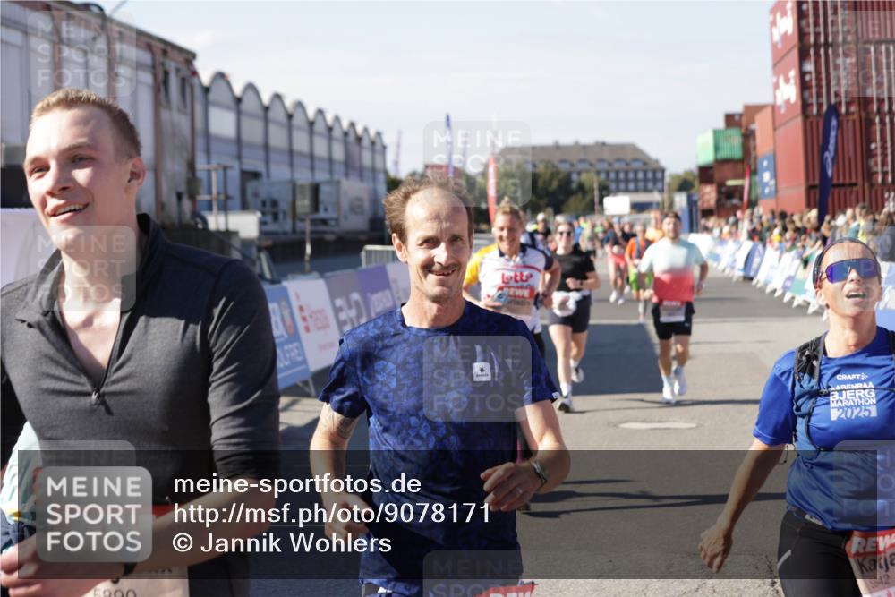 03.10.2025 - Köhlbrandbrückenlauf Jannik Wohlers http://msf.ph/oto/9078171 03.10.2025 13:17:22 Ziel 4404, 4686, 4988, 5007, 5008, 5031, 5429, 5544, 5638, 5642, 5890, 5943, 6389, 6431 meine-sportfotos.de